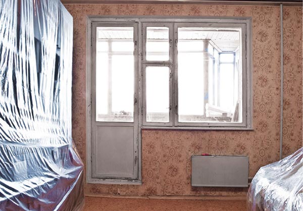 Подготовка к удалению обоев Перед тем как приступить к удалению старых обоев, мебель и пол следует накрыть пленкой