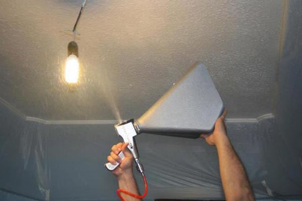 Нанесение жидких обоев с помощью распылителя Использование распылителя для нанесения жидких обоев позволяет снизить расход в 1,5 раза