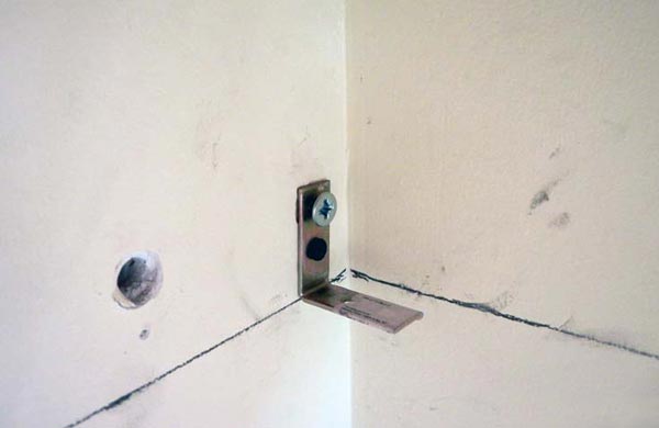 Установка уголков Установка уголков для крепления фанеры