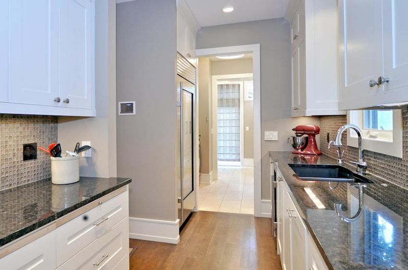 Широкий плинтус в интерьере