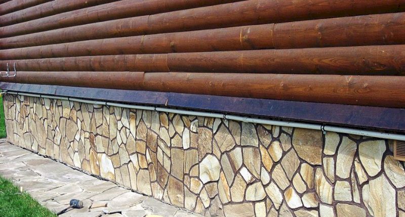 Дикий камень на цоколе