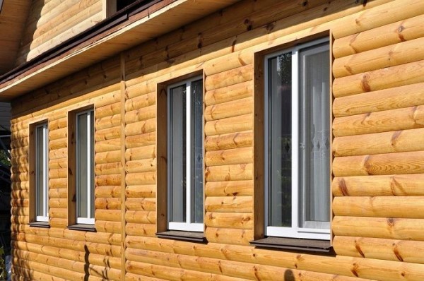 Обшивка натуральным деревом выглядит солидно