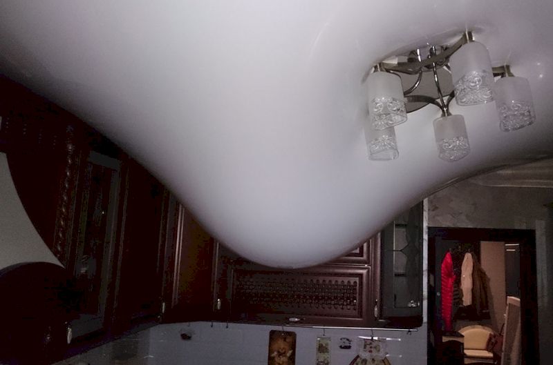 Натяжной потолок после протечки сверху