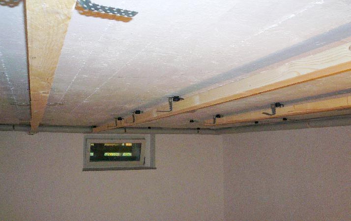 Крепление деревянных брусков к металлическим подвесам Крепление деревянных брусков к металлическим подвесам