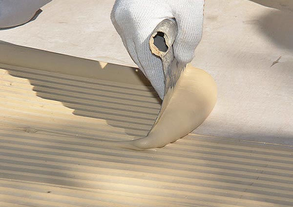 Нанесение эпоксидного клея на фанеру Нанесение эпоксидного клея на фанеру