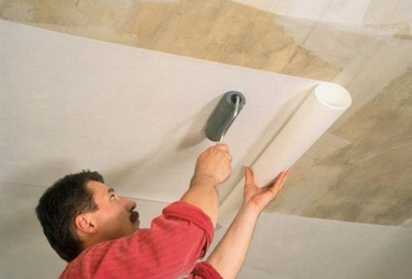 Оклеивание фанеры обоями Оклеивание фанеры обоями должно производиться на хорошо зашлифованную поверхность