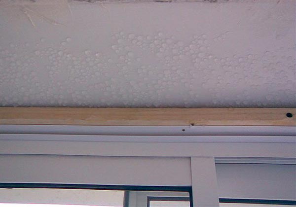 Мокрая побелка Образование капель при намокании побелки указывает на то, что потолок был окрашен известковым составом