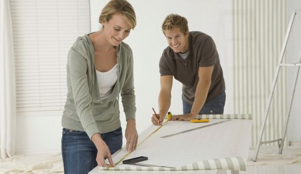 Поклейка обоев Процесс поклейки обоев на штукатурку мало чем отличается от оклеивания любой другой поверхности