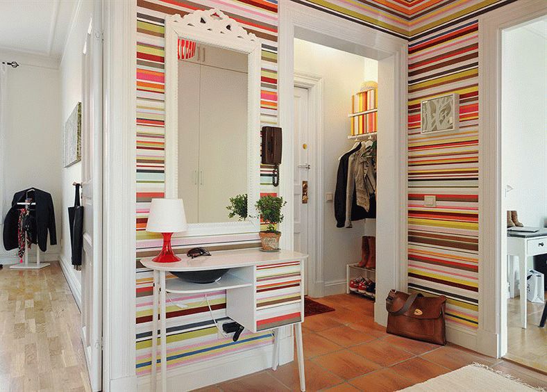 Обои с горизонтальными полосами Обои с горизонтальными полосами помогут визуально раздвинуть стены маленькой прихожей