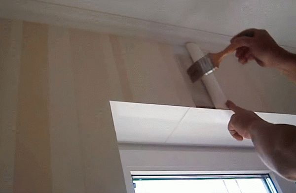 Оклейка стены над окном Для оклейки обоями стен над дверными и оконными проемами целесообразнее использовать остатки из рулона