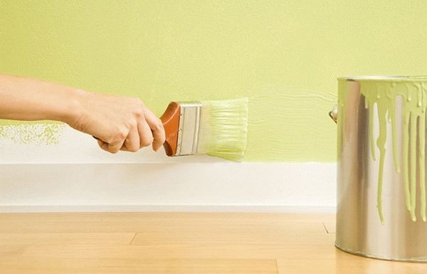 Как узнать тип краски Перед тем как принять решение о поклейке обоев на окрашенную поверхность, нужно узнать тип краски