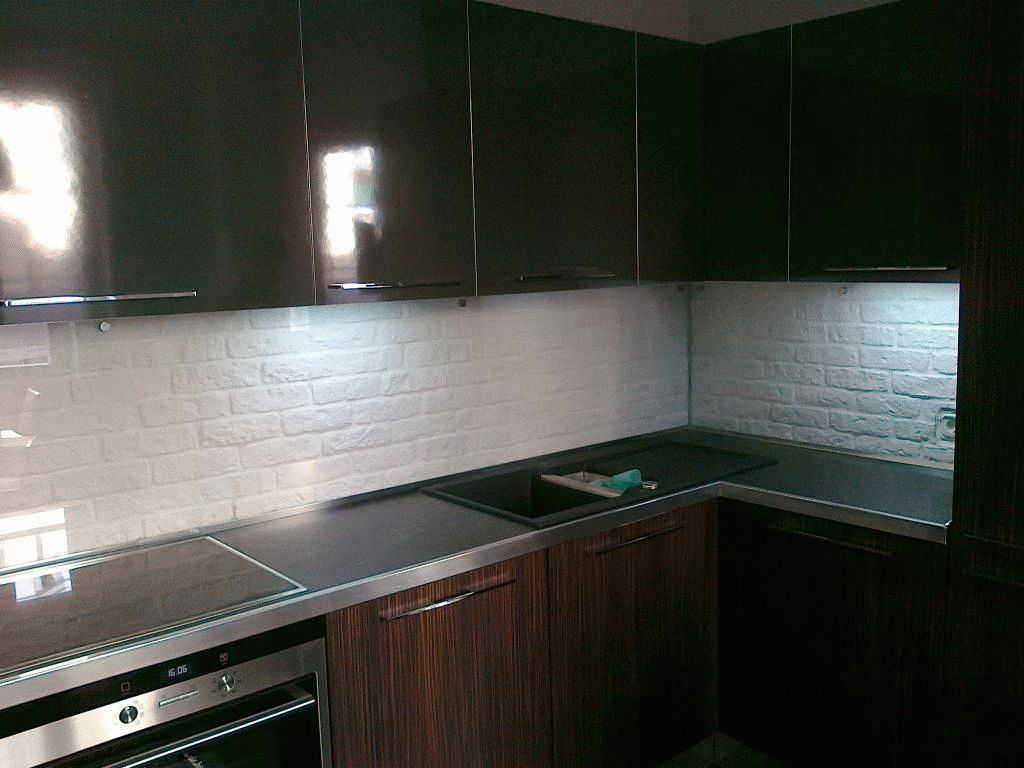 Фартук из прозрачного стекла Фартук из прозрачного стекла является своеобразной защитой для декоративной стены