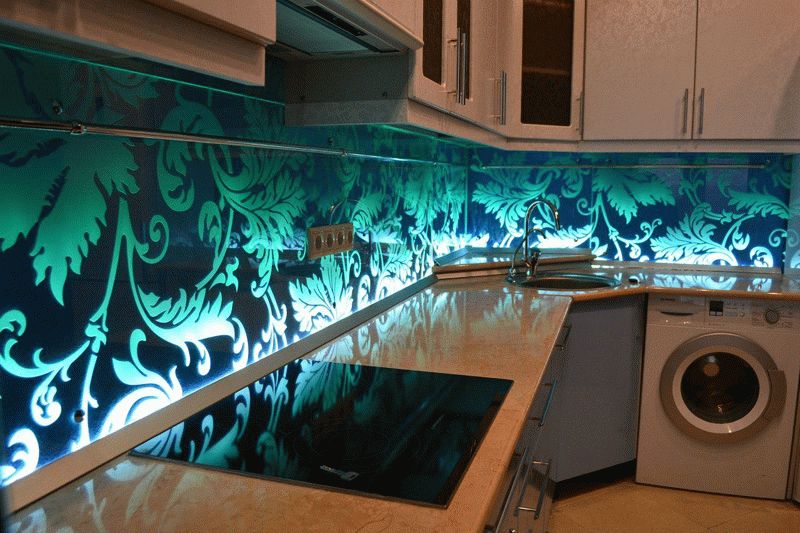 Подсветка стеклянного фартука Подсветка стеклянного фартука смотрится очень необычно