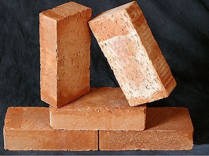 Огнеупорный кирпич Для кирпичной облицовки печи нужно использовать огнеупорный материал