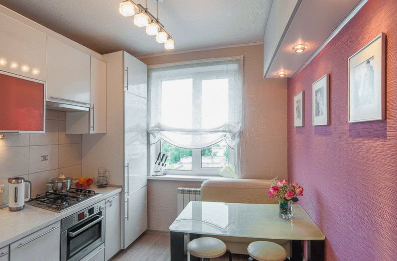 Флизелиновые обои под покраску на кухне Флизелиновые обои под покраску хороши для применения на кухне тем, что любое пятно от кетчупа, горчицы и т.п. можно попросту закрасить