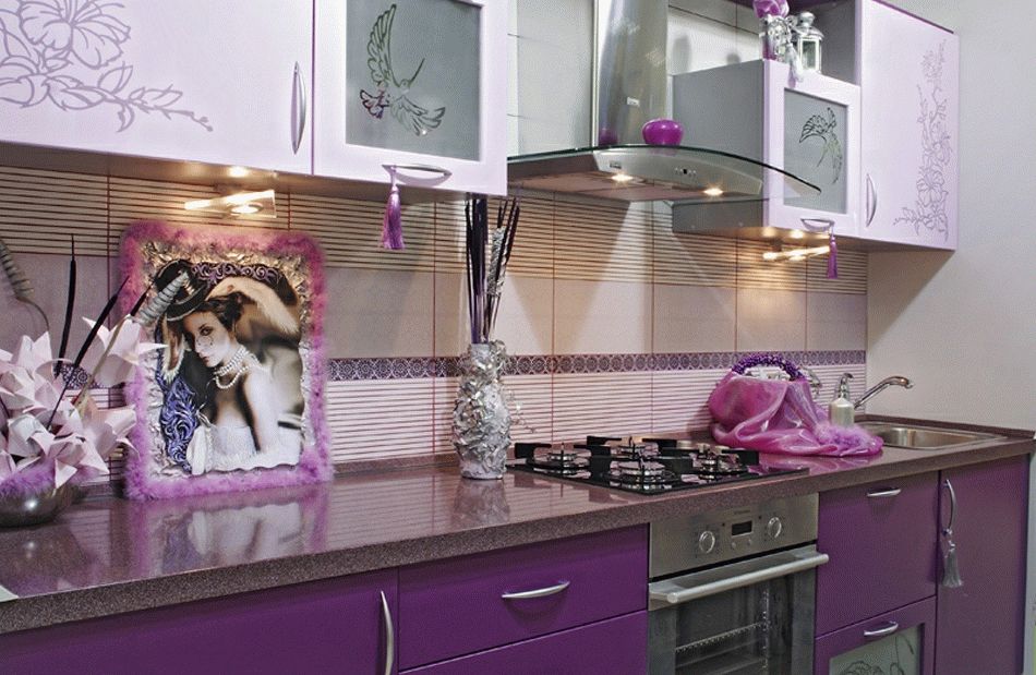 Плитка в розовых оттенках Кухонную плитку можно сочетать как с цветом фасада мебели, так и с декором, занавесками и т.п.