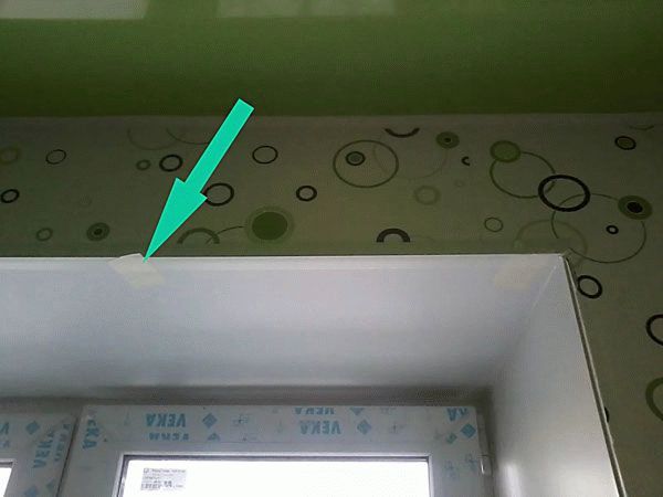 Фиксация уголков малярным скотчем Фиксация уголков малярным скотчем