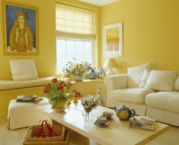 Гостиная в теплом желтом цвете Если окна гостиной выходят на север, то цвет комнаты должен быть светлым и теплым.