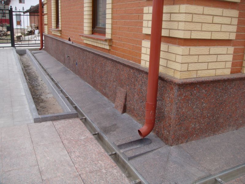 Гранитный цоколь