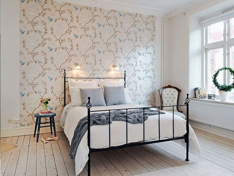 Обои на стене Стену у изголовья кровати можно оклеить обоями другого цвета или фактуры