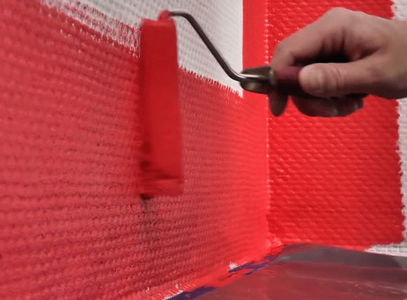 Окрашивание обоев возле плинтуса Окрашивание стены возле плинтуса с использованием маленького валика