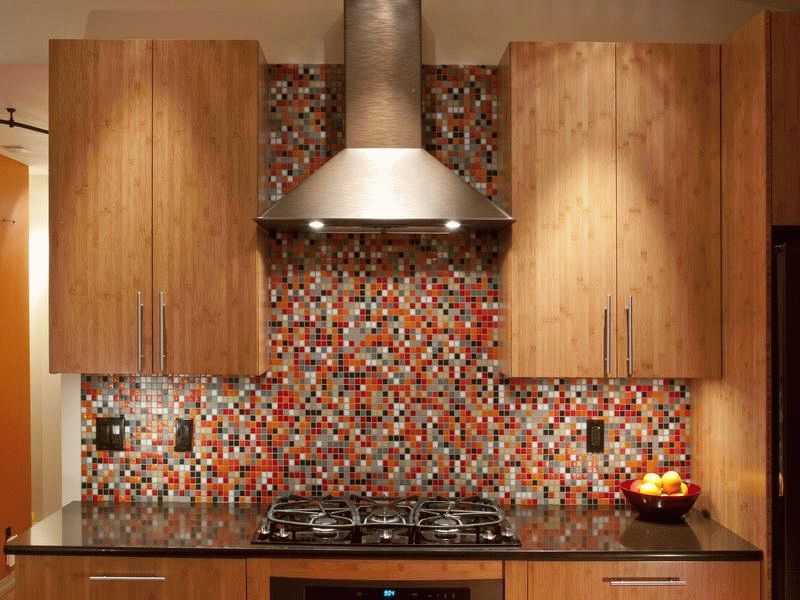 Разноцветная мозаика Разноцветная мозаика смотрится очень ярко, но стоит на порядок дороже однотонной