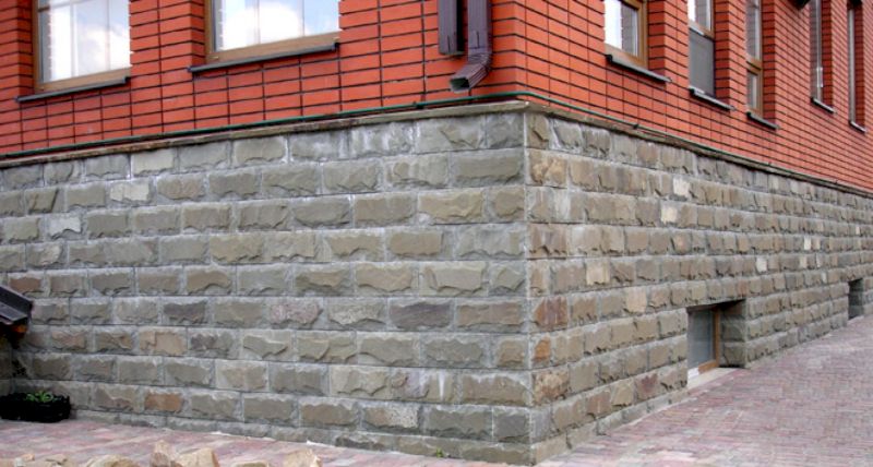 Облицовка фундамента «Рваным камнем»