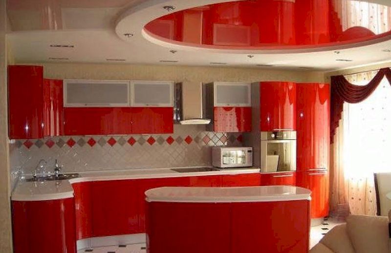 Яркий гарнитур, перекликающийся с потолочной конструкцией