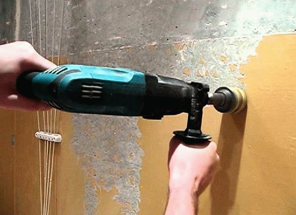 Удаление краски при помощи электроинструмента Удаление краски при помощи электроинструмента - наиболее быстрый способ решения данной проблемы