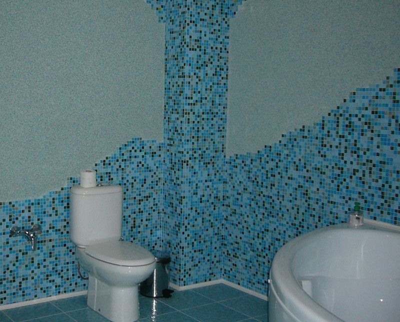 Жидкие обои и мозаика Комбинирование жидких обоев и мозаики в санузле