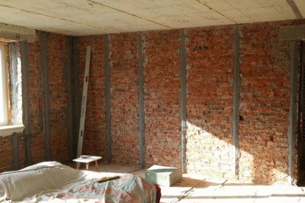 Установка маяков Расход штукатурки проще произвести после выставления маяков