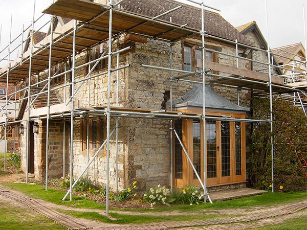 Установка лесов на фасаде