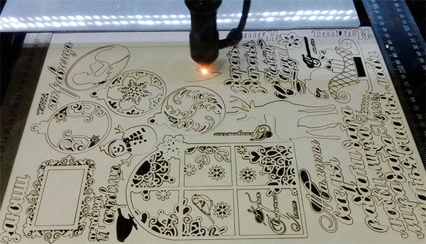 Работа станка по раскрою фанеры