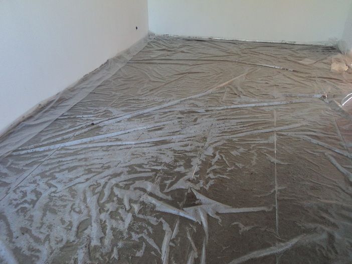 Свежий бетонный массив под пленкой