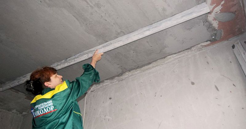 Проверка плоскости штукатурным правилом