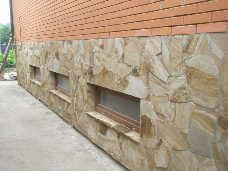 Песчаник на цоколе дома