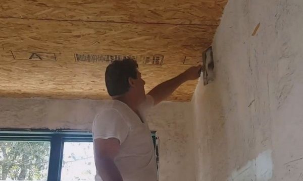 Нанесение состава при помощи шпателей