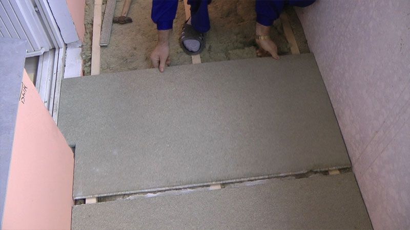 Укладка плит на балконе