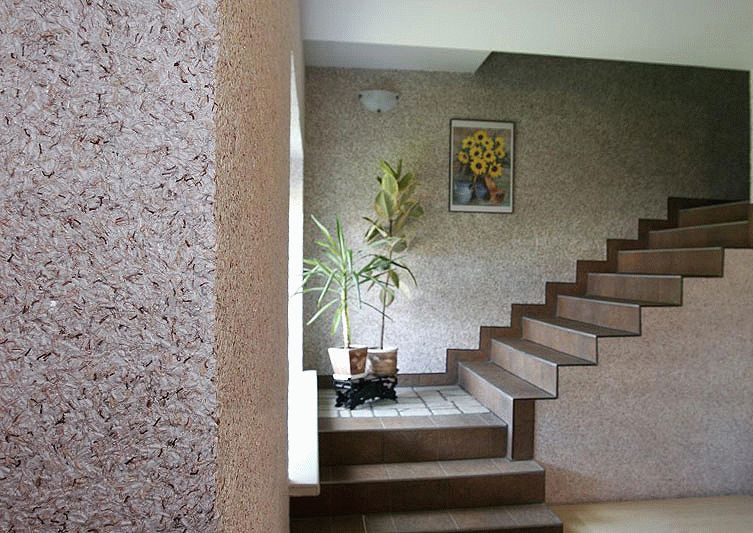 Жидкие обои в интерьере Жидкие обои - прекрасная альтернатива их бумажным собратьям, имеют множество преимуществ и прекрасно впишутся в интерьер частного дома