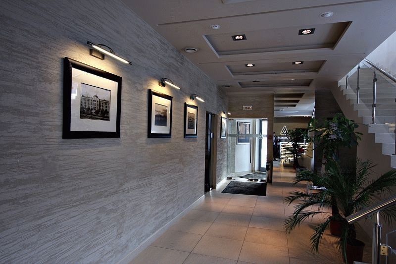 Декоративная штукатурка В отличие от жидких обоев, декоративная штукатурка более прочная и долговечная