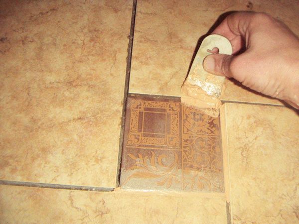 Затирка швов в ванной Затирка швов - важный этап отделочных работ, формирующий конечный вид интерьера помещения, поэтому к его реализации стоит отнестись с особым вниманием