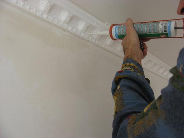 Завершающий этап установки галтелей По завершению установки плинтусов все стыки и щели заделываются герметиком