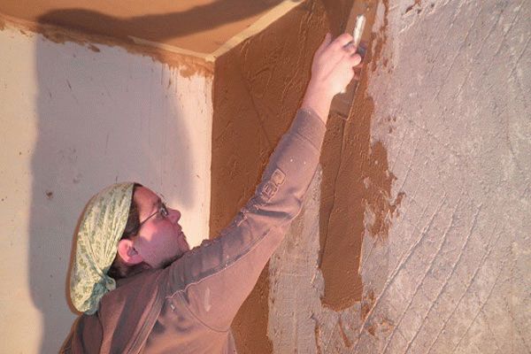 Нанесение глиняной штукатурки Нанесение глиняной штукатурки