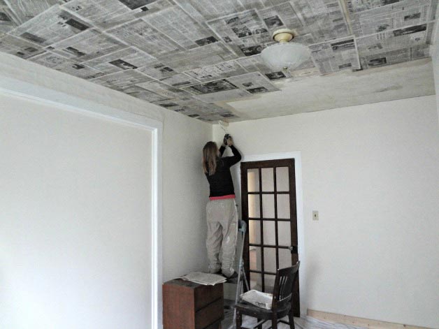 Удаление побелки газетами Чтобы было легче снять приклеенные газеты с потолка, края боковых листов оставляют сухими либо загибают