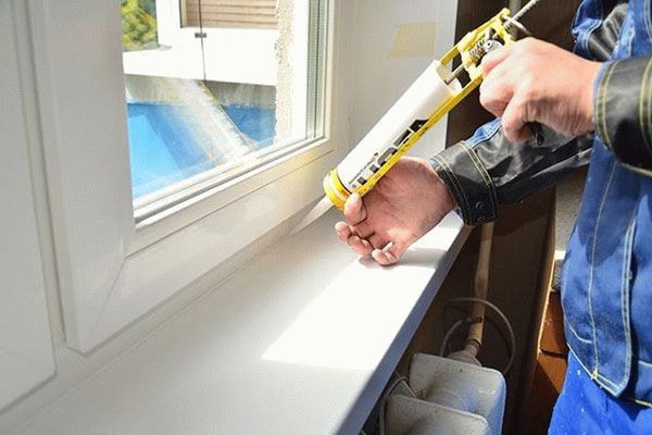 Нанесение герметика Герметизация оконных швов и стыков защитит от продувания, промерзания и течи окон