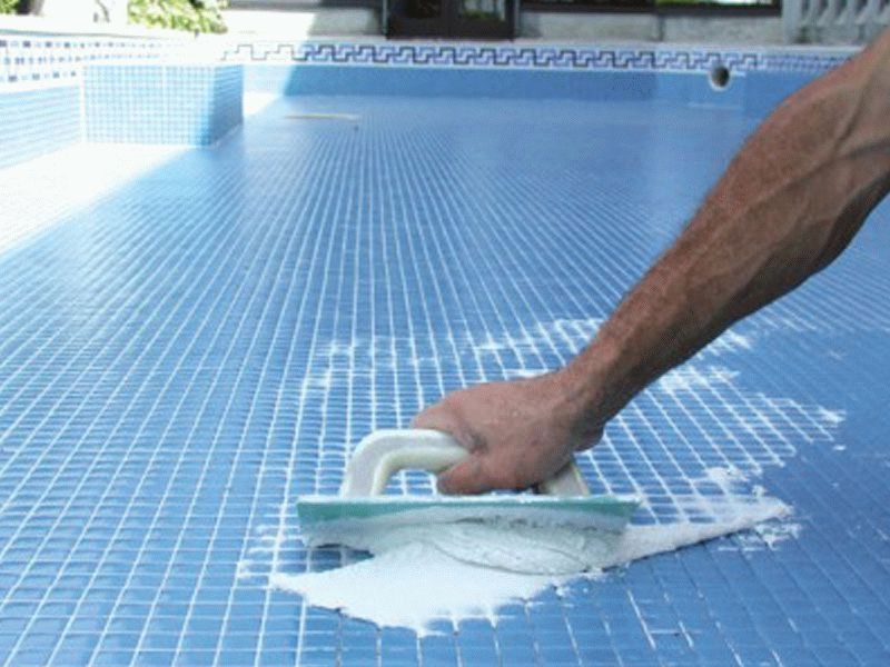 Применение эпоксидной смолы Эпоксидная затирка не боится воды, поэтому может использоваться даже в чашах бассейна