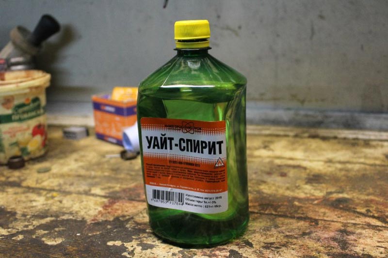 Уайт-спирит Уайт-спирит – это органический токсичный и легковоспламеняемый растворитель, который хорошо очищает от жира, но оставляет на поверхности пленку