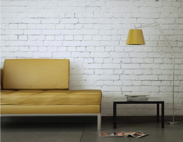 Современный интерьер Гармонично сочетается с белой «кирпичной» кладкой современная мебель контрастных цветов