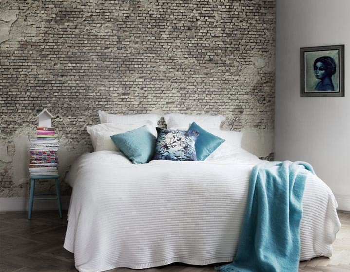 Спальня с кирпичной стеной Сочетание серых обоев под кирпич с белым цветом текстиля и стен