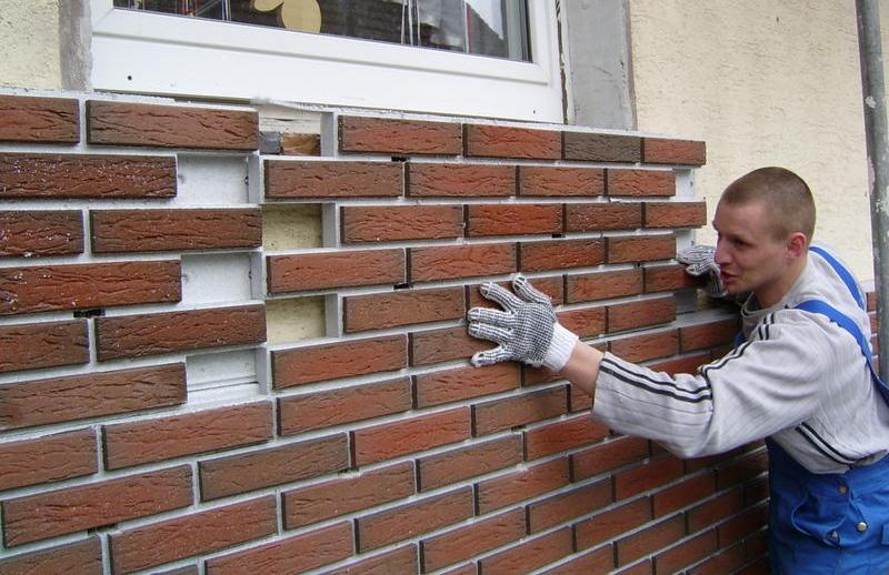 Монтаж термопанелей На фото процесс облицовки фасада термопанелями